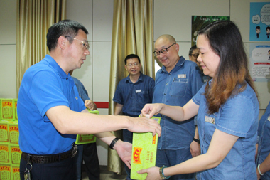 集團公司領導胡謀一行為股份公司一線員工送清涼并開展調(diào)研