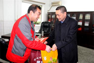 瀘州市委常委、政法委書記、常務(wù)副市長封安來公司慰問全國英模李長江