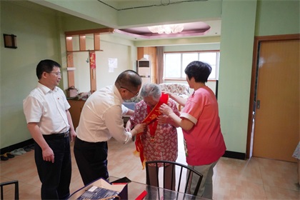 瀘天化股份公司江顯茀、吳永緒兩位老黨員獲“光榮在黨50年”紀念章