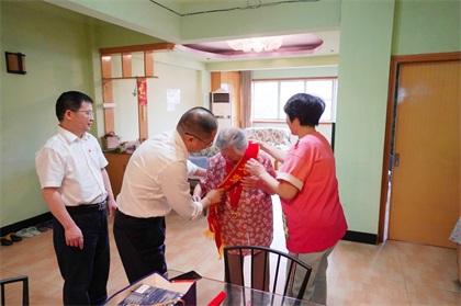 瀘天化股份公司江顯茀、吳永緒兩位老黨員榮獲“光榮在黨50年”紀念章