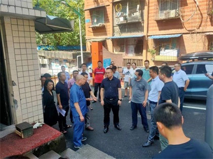 納溪區(qū)委副書記、區(qū)長袁維榮一行檢查下李子林小區(qū)“創(chuàng)文”工作