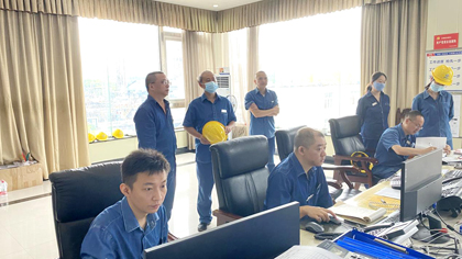 瀘天化股份公司黨委書記、董事長(zhǎng)廖廷君到生產(chǎn)調(diào)度指揮中心了解裝置開車情況
