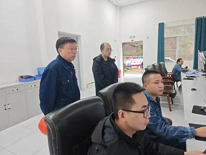 瀘天化股份公司總經(jīng)理傅利才到硝酸車間檢查指導工作