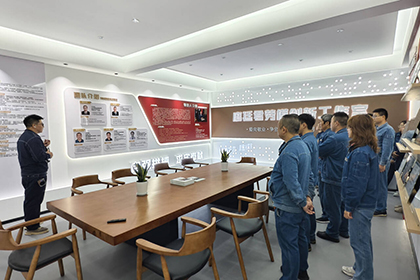 瀘天化股份公司工會(huì)組織廣大員工參觀(guān)勞模和工匠創(chuàng)新工作室及詩(shī)書(shū)畫(huà)院